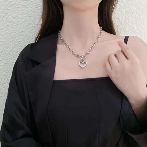 Collana con Pendente Cuore Orso Moneta Palla in Acciaio Inossidabile Minimalista Chiusura T-Bar Collavicolare Gioiello