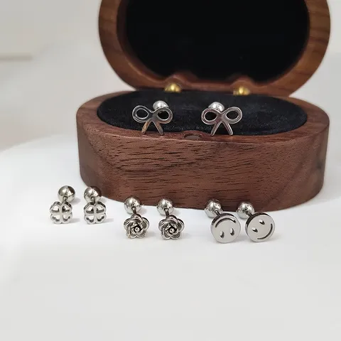 Minimalista Acero Inoxidable Lazo Trébol Flor Cara Sonriente Pendientes de Botón Oro Acero Galvanizado Joyería de Moda para Mujer