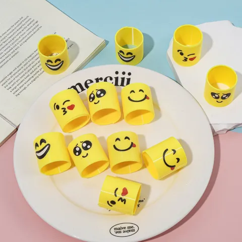 Juguete de Anillo de Resorte Arcoíris Mini de Plástico Colorido Expresiones Lindas de Emoji Amarillo Juguete Fidget Novedad Para Fiestas