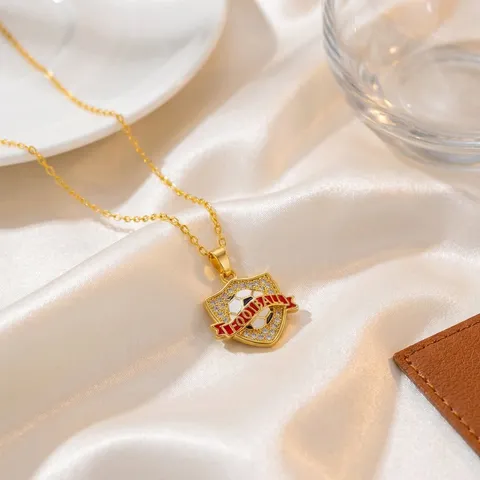 Collana Con Pendente a Scudo di Calcio Alla Moda per Donna Micro-Intarsiato Strass Catena in Rame Placcato Oro Gioielli Sportivi
