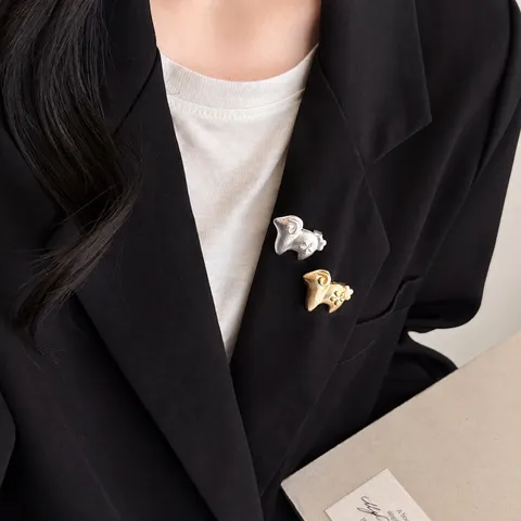 Matte Alloy Sheep Brooch For Women Light Luxury High End Metal Animal Lapel Pin Suit Corsage Accessory Gold Silver Minimalist Brooch