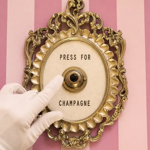 European Retro Champagne Button Decorative Metal Wall Ornament Gold Plated Press For Champagne Call Bell Home Bar Party Decor Gift