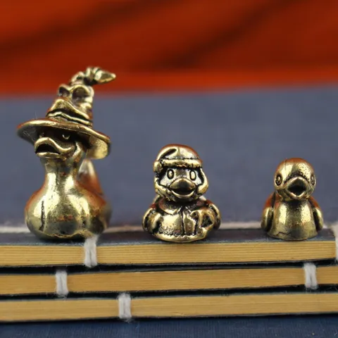 Mini Brass Christmas Duck Figurine Magic Wizard Hat Duckling Desktop Ornament Creative Vintage Copper Animal Statue For Home Office Decor