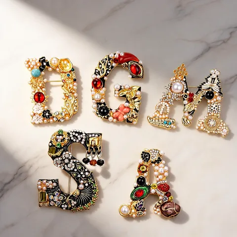 Spilla a Lettera in Lega Barocca Vintage per Donna Colore Oro Strass Perla Artificiale Intarsiata Elegante Accessorio per Abbigliamento Gioielli