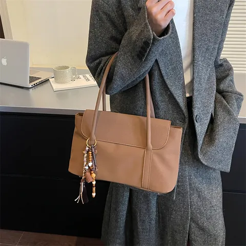 Bolso de Hombro de Cuero PU Vintage para Mujer Bolso Tote Grande Minimalista Con Colgante de Borlas Bolso de Mano Casual de Viaje