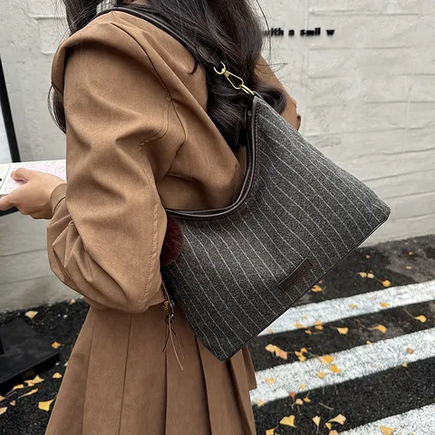 Dames Vintage Gestreepte Tweed Tote Bag Grote Capaciteit Onderarm Schoudertas Minimalistisch Stedelijk Dagelijks Crossbody Bag Met Pluche Hanger