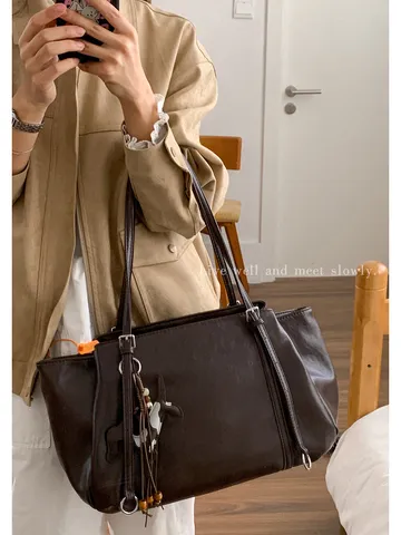 Bolso Tote de Cuero PU de Gran Capacidad para Mujer Minimalista Urbano a Cuadros Bolso de Hombro Con Colgante de Cachorro