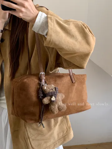 Bolso de Hombro Vintage de Gamuza Sintética para Mujer Gran Capacidad Bolso Tipo Almohada Estampado de Leopardo Color Sólido Con Colgante de Oso