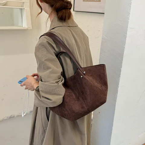 Bolso de Mano de Gamuza Minimalista para Mujer Bolso de Hombro Vintage Forma de Cesta Elegante Bolso de Axila Tote de Gran Capacidad Con Remaches