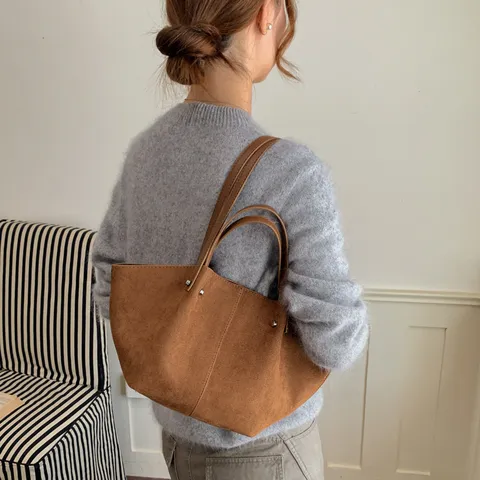 Bolso de Mano de Gamuza Minimalista para Mujer Bolso de Hombro Vintage Forma de Cesta Elegante Bolso de Axila Tote de Gran Capacidad Con Remaches