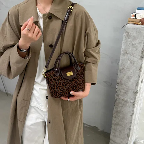 Bolso de Cubo de Gamuza Retro para Mujer Estampado de Leopardo Bolso de Mano de Cuero Con Colgante de Madera Bolso de Hombro de Moda