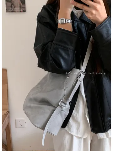 Bolso Cubo de PU Urbano para Mujer Gran Capacidad Sensación de Gama Alta Hombro Axila Bandolera Decoración de Remaches Bolso de Viaje Diario