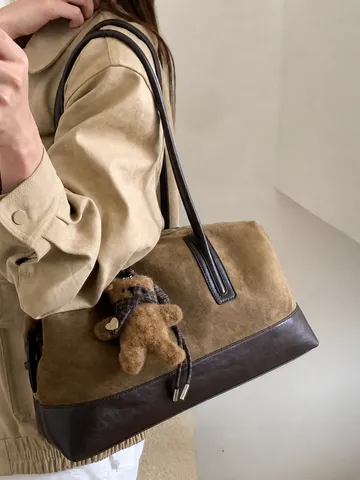 Bolso Boston de Gamuza para Mujer Gran Capacidad Bolso de Hombro de Retazos Retro Con Colgante de Oso Bolso de Mano