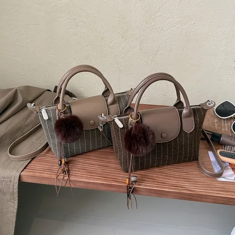 Sac à Main Vintage en Daim Rayé pour Femmes Sac à Épaule de Designer Sophistiqué Sac Sous le Bras avec Charme en Peluche Trajet Quotidien Sac Cabas
