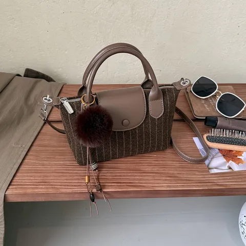 Sac à Main Vintage en Daim Rayé pour Femmes Sac à Épaule de Designer Sophistiqué Sac Sous le Bras avec Charme en Peluche Trajet Quotidien Sac Cabas