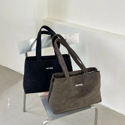 Bolso Tote de Lana para Mujer Gran Capacidad Casual Bolso de Hombro Retro Coreano Nicho Muting Estampado de Letras Bolso de Mano Con Colgante Oso