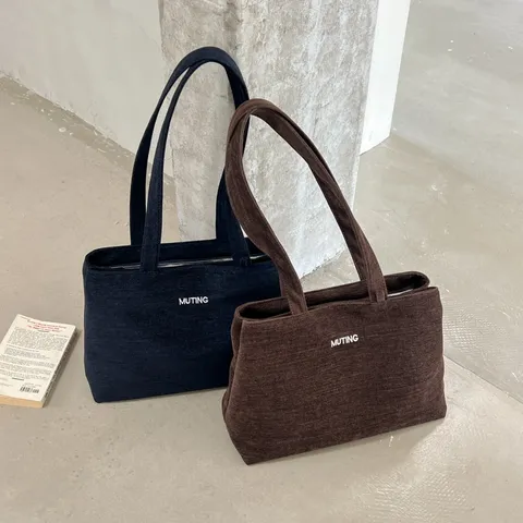 Bolso Tote de Lana para Mujer Gran Capacidad Casual Bolso de Hombro Retro Coreano Nicho Muting Estampado de Letras Bolso de Mano Con Colgante Oso