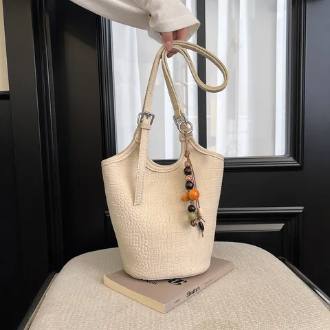 Vintage Crocodile Print PU Leather Bucket Bag For Women Retro Embossed Shoulder Commuting Bag With Beaded Charm Decoration