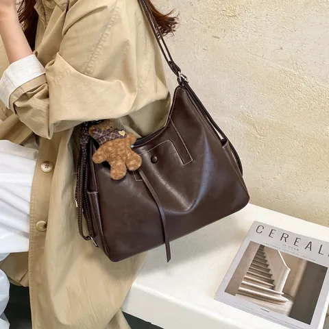 Korean Large Capacity PU Leather Shoulder Bag For Women New Casual Sophisticated Retro Commuter Tote Bag With Bear Pendant
