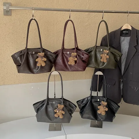 Grote Capaciteit Geplooide Tote Bag Voor Vrouwen Retro PU-leer Oksel Schoudertas Met Teddybeer Hanger Casual Woon-werkverkeer Handtas