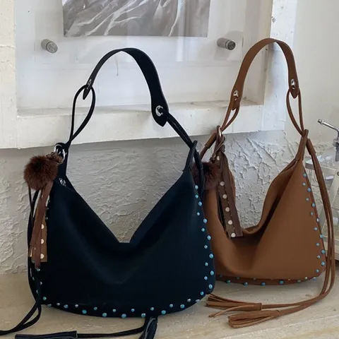 Vintage Grote Capaciteit Tote Bag Dames Mode Nieten Hobo Schoudertas Met Kwastje Pom Pom Hanger PU Leer Casual Handtas