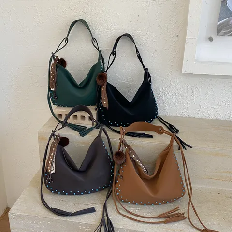 Vintage Grote Capaciteit Tote Bag Dames Mode Nieten Hobo Schoudertas Met Kwastje Pom Pom Hanger PU Leer Casual Handtas