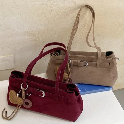 Koreaanse Stijl Minimalistische Suede Stokbrood Tas Voor Vrouwen Grote Capaciteit Schoudertas Met Riem Decor En Hart Charm