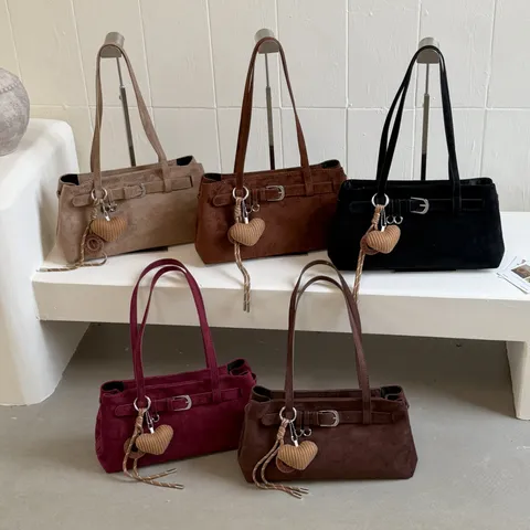 Koreaanse Stijl Minimalistische Suede Stokbrood Tas Voor Vrouwen Grote Capaciteit Schoudertas Met Riem Decor En Hart Charm