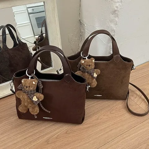 Retro Suède Tote Bag Voor Vrouwen Grote Capaciteit Schoudertas Effen Kleur Luipaard Handtas Met Beertje Hanger Casual Tas