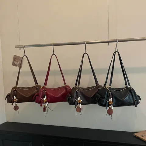 Retro High-End Boston Tas Voor Dames Grote Capaciteit Mode PU Leer Onderarm Schoudertas Met Kralen Hanger Dagelijkse Veelzijdige Handtas