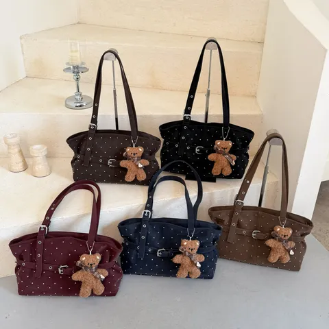 Dames Mode Geklonken Stippen Draagzak Grote Capaciteit Schoudertas Casual Handtas Met Pluche Beer Hanger PU Leer