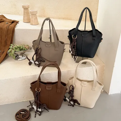 Damen Minimalistische PU Leder Litschitextur Beuteltasche Vielseitige Einfarbige Umhängetasche Mit Abnehmbarem Gurt Und Anhänger