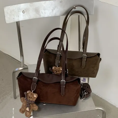 Vintage Suède Kussentas Grote Capaciteit Voor Vrouwen 2026 Herfst Koreaanse Stijl Casual Onderarm Schouder Crossbody Tas Met Beer Hanger