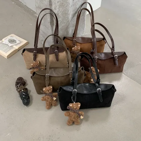 Vintage Suède Kussentas Grote Capaciteit Voor Vrouwen 2026 Herfst Koreaanse Stijl Casual Onderarm Schouder Crossbody Tas Met Beer Hanger