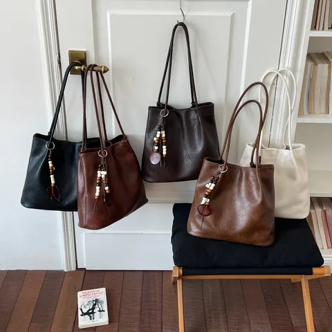 Vintage Grote Capaciteit PU Leer Tote Bag Voor Vrouwen Minimalistische Woon-werk Schoudertas Met Kralen Hanger Decoratie