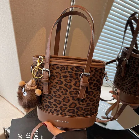 Retro Emmertas Met Luipaardprint Dames Suède PU Patchwork Crossbodytas Met Pluche Hanger Casual Handtas