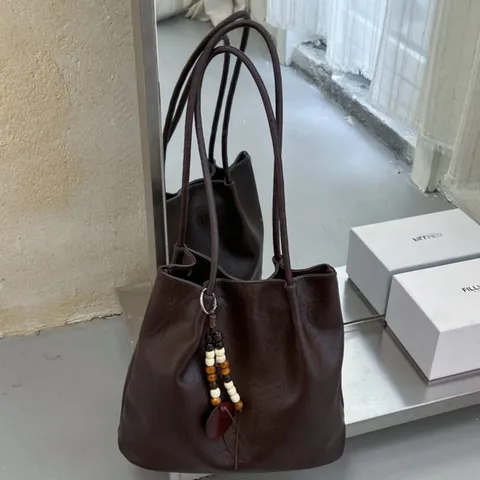 Vintage Grote Capaciteit PU Leer Tote Bag Voor Vrouwen Minimalistische Woon-werk Schoudertas Met Kralen Hanger Decoratie