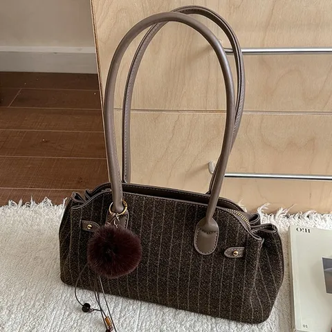 Dames Retro Gestreepte Tote Bag Grote Capaciteit Woon-werkverkeer Okseltas Stedelijk Minimalistisch PU Leren Handtas Met Plüsch Bal