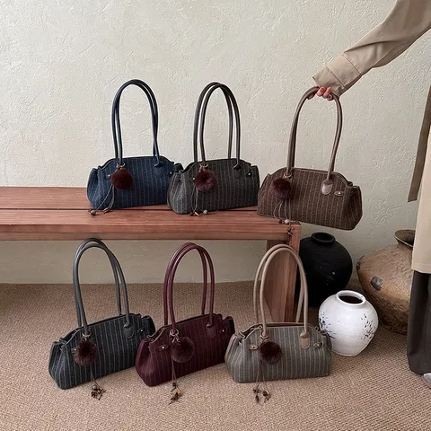 Dames Retro Gestreepte Tote Bag Grote Capaciteit Woon-werkverkeer Okseltas Stedelijk Minimalistisch PU Leren Handtas Met Plüsch Bal