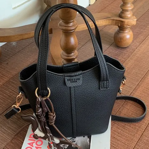 Damen Minimalistische PU Leder Litschitextur Beuteltasche Vielseitige Einfarbige Umhängetasche Mit Abnehmbarem Gurt Und Anhänger