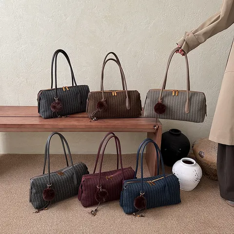 Vintage Geweven Textuur Baguette Tas Voor Dames PU Leer Schoudertas Mode Woon-Werkverkeer Onderarm Tas Met Pompom Hanger