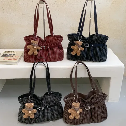 Dames Geruite Wollen Tote Bag Geplooid Minimalistisch Schouder Onderarmtas Vintage Crossbody Tas Met Teddybeer Hanger Mode Satchel Bag