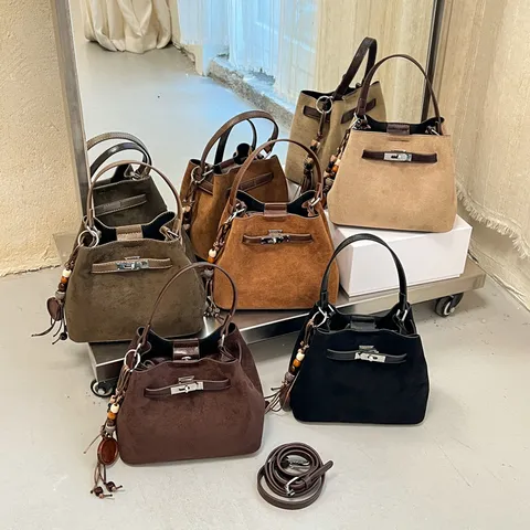 Dames Vintage Suède Emmertas Mode Retro Schoudertas Crossbodytas Met Metalen Draaisluiting En Optionele Kralenhanger Elegante Casual Okseltas