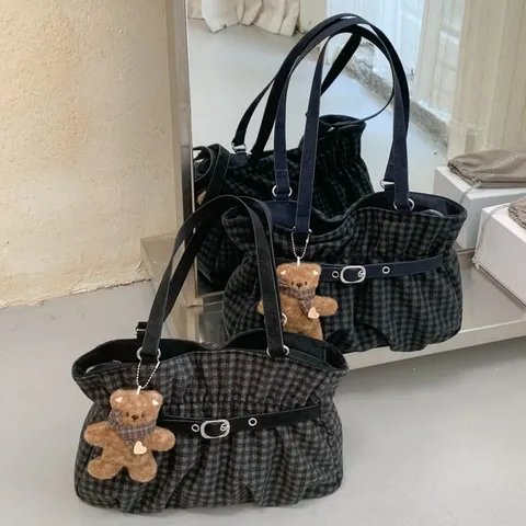 Dames Geruite Wollen Tote Bag Geplooid Minimalistisch Schouder Onderarmtas Vintage Crossbody Tas Met Teddybeer Hanger Mode Satchel Bag