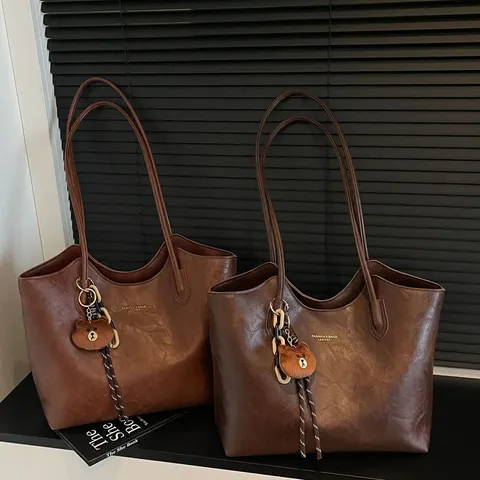Sac Cabas Élégant de Grande Capacité pour Femmes Sac à Épaule en Cuir PU de Haute Qualité Couleur Unie avec Pendentif Ours