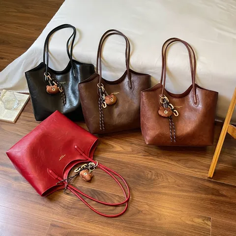 Sac Cabas Élégant de Grande Capacité pour Femmes Sac à Épaule en Cuir PU de Haute Qualité Couleur Unie avec Pendentif Ours
