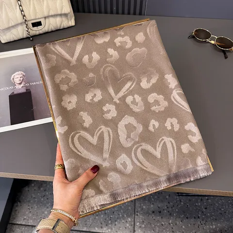 Sciarpa con Nappine Stampa Cuore Leopardo Retrò per Donna Scialle in Poliestere Jacquard Autunno Inverno Caldo Stile Coreano Elegante