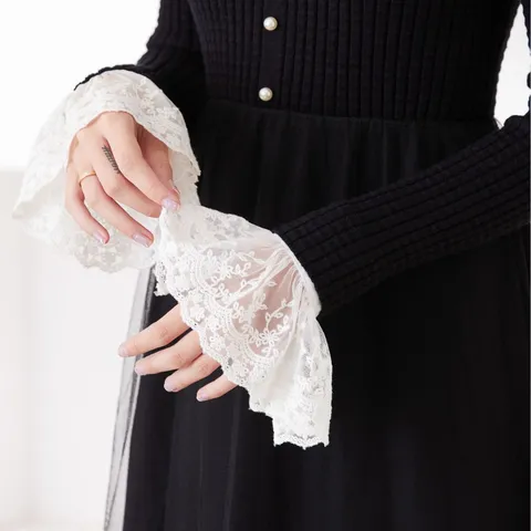 Faux poignets élégants en dentelle pour femmes avec un design évasé doux. Accessoire décoratif parfait pour les chemises et les robes.