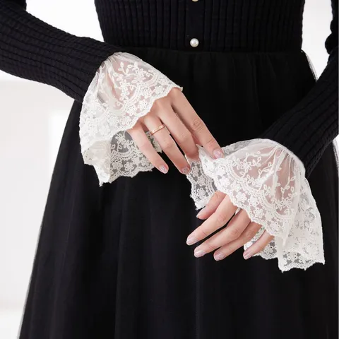 Faux poignets élégants en dentelle pour femmes avec un design évasé doux. Accessoire décoratif parfait pour les chemises et les robes.