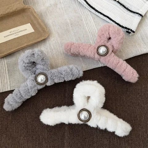Vintage Elegant Plush Hair Claw Clip With Artificial Pearl Faux Fur Shark Clip For Women Thick Hair Accessories Winter Sweet Hairgrip